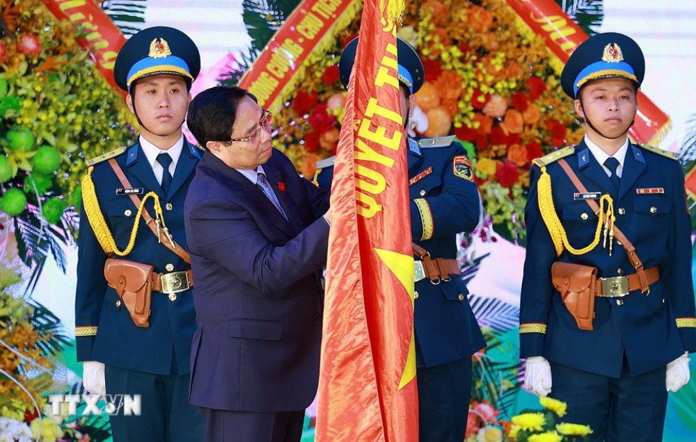 Politburo member and Prime Minister Pham Minh Chinh attaches the Heroic Badge of the People's Armed Forces to the Victory Flag of the Air Defense - Air Force. Photo: VNA