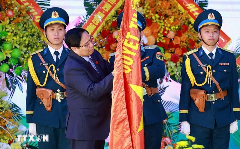 Politburo member and Prime Minister Pham Minh Chinh attaches the Heroic Badge of the People's Armed Forces to the Victory Flag of the Air Defense - Air Force. Photo: VNA