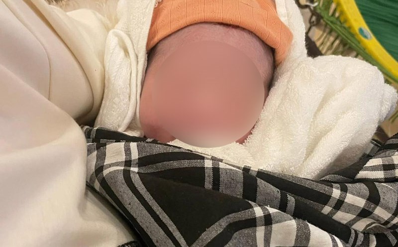 Searching for relatives of the newborn baby boy abandoned in Cao Bang. Photo: Ngoc Cham