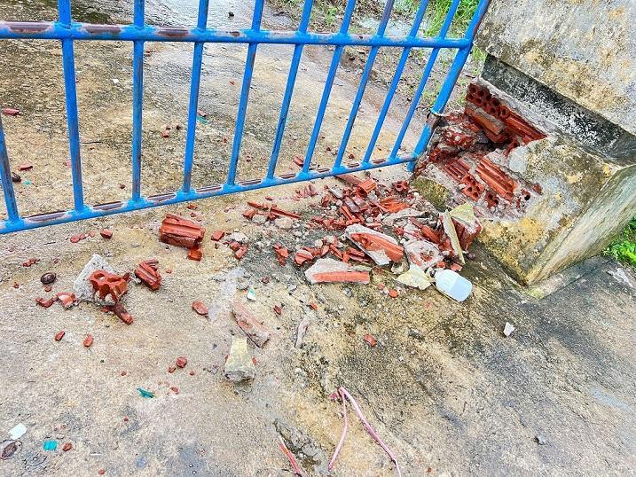 Thunderstorms hit the school gate of Phu Quy school in Binh Chau Primary School No. 2, Dong Son commune, Quang Ngai province. Photo: Minh Huy