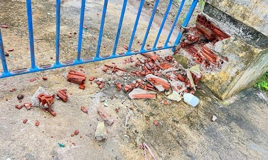 Giông sét đánh trúng cổng trường học của điểm trường Phú Quý thuộc Trường tiểu học số 2 Bình Châu, xã Đông Sơn, tỉnh Quảng Ngãi. Ảnh: Minh Huy