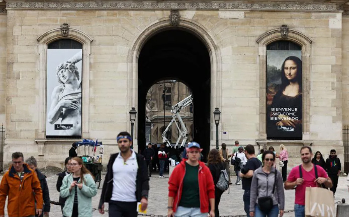 ルーブル美術館の外。写真：新華社