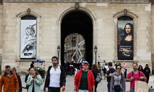 Bên ngoài Bảo tàng Louvre. Ảnh: Xinhua