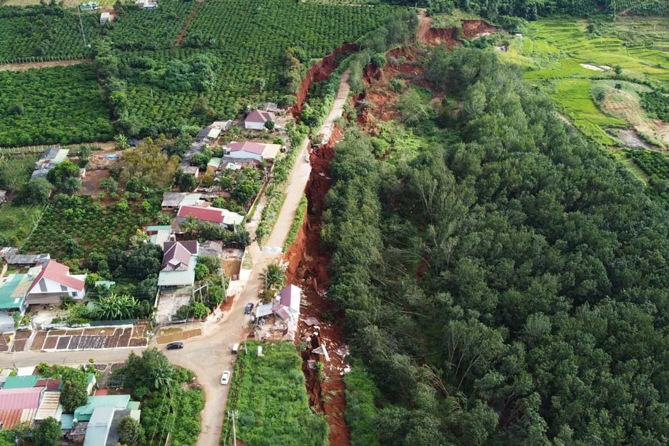 Ia Ly コミューン (Gia Lai) の 500kV 発電所に向かう道路は深刻な浸食と陥没を起こした。写真: フー・フック