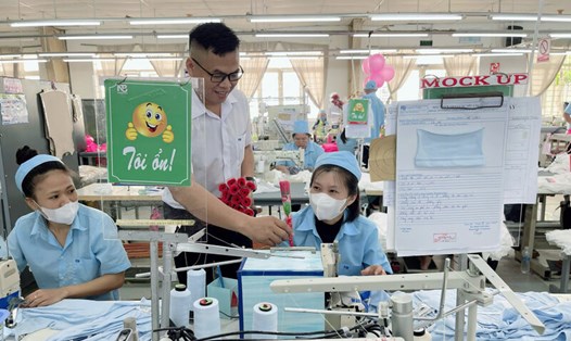 Ngày 20.10, anh Nguyễn Hòa – Chủ tịch Công đoàn cơ sở Xí nghiệp May Tuy Phong – đã tặng hoa, chúc mừng các nữ đoàn viên, người lao động tại đơn vị. Ảnh: Đức Lâm
