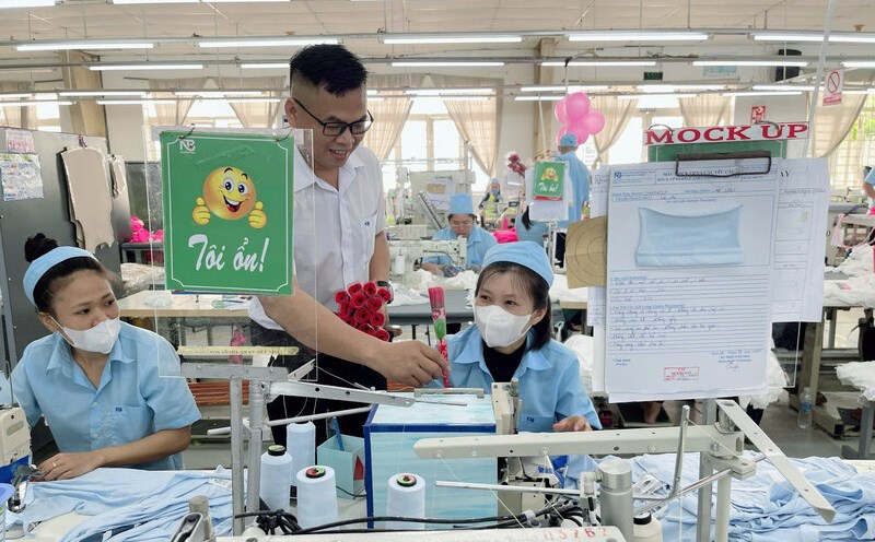 On October 20, Mr. Nguyen Hoa - Chairman of the Tuy Phong Garment Enterprise Trade Union - presented flowers and congratulated female union members and workers at the unit. Photo: Duc Lam