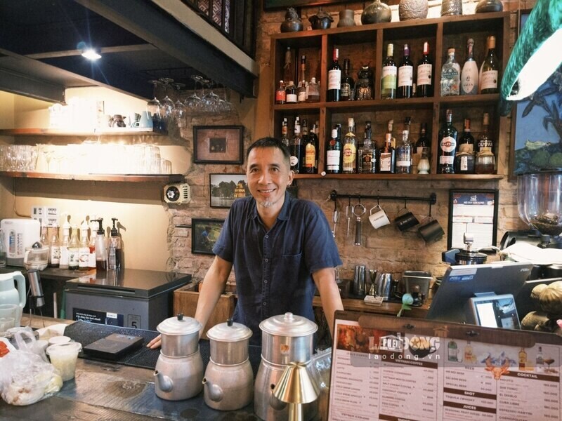 Chu quan Viet Anh mang den mot khong gian ca phe co “gu” la mat trong long pho co. Ảnh: Tuong Vy