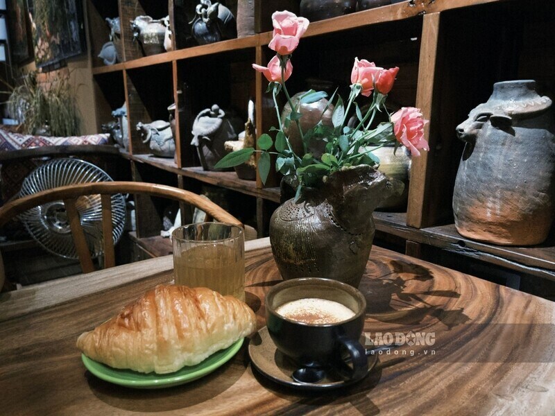 Tach ca phe trung sanh min dam huong ca phe la mot trong nhung mon ban chay duoc khach Tay san don. Ảnh: Tuong Vy