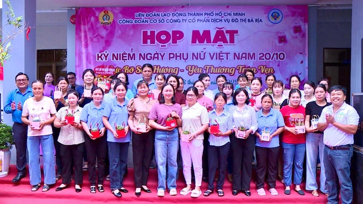 The grassroots trade union organized a meeting and presented gifts to the female workers on the occasion of October 20. Photo: Trade Union