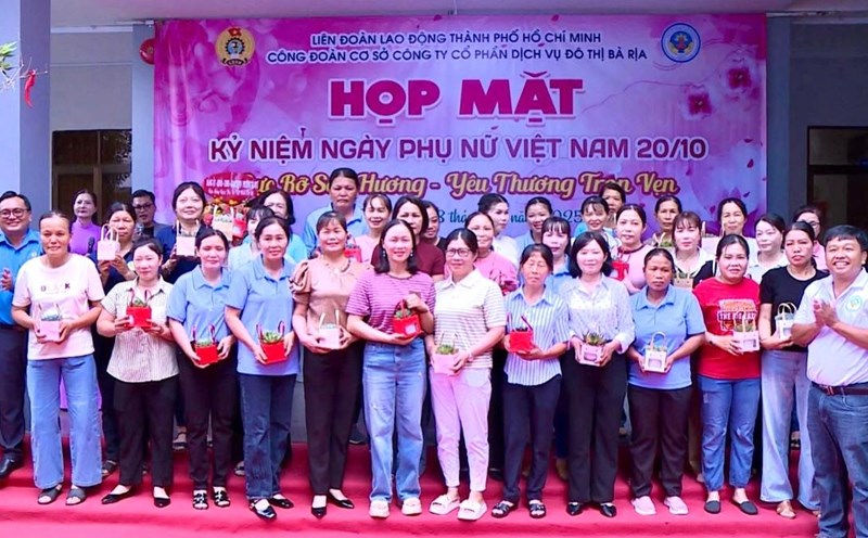 The grassroots trade union organized a meeting and presented gifts to the female workers on the occasion of October 20. Photo: Trade Union
