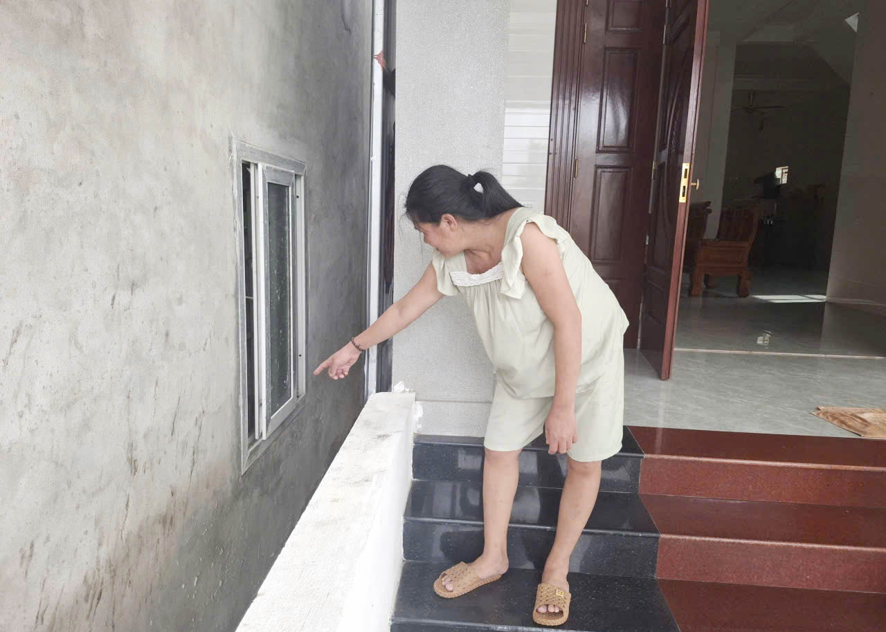 近所の人たちは、Lが夜に殴られたことはほとんどなかったが、泣き声は聞こえなかったと語った。朝、彼が助けを呼ぶために窓を開けたとき、初めて彼らはそれを知りました。写真：トラン・トゥアン.