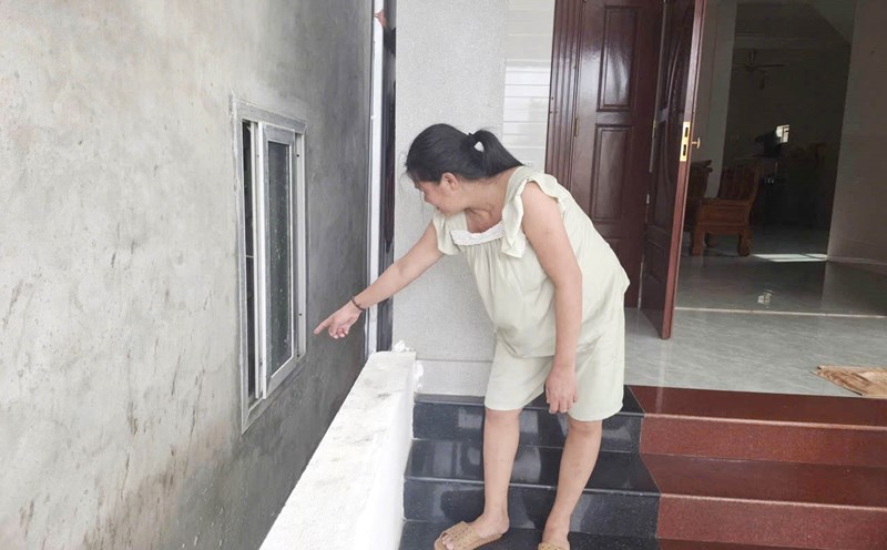neighbors told me about L being beaten at night but not crying, only they knew when she opened the window in the morning to call for help. Photo: Tran Tuan.