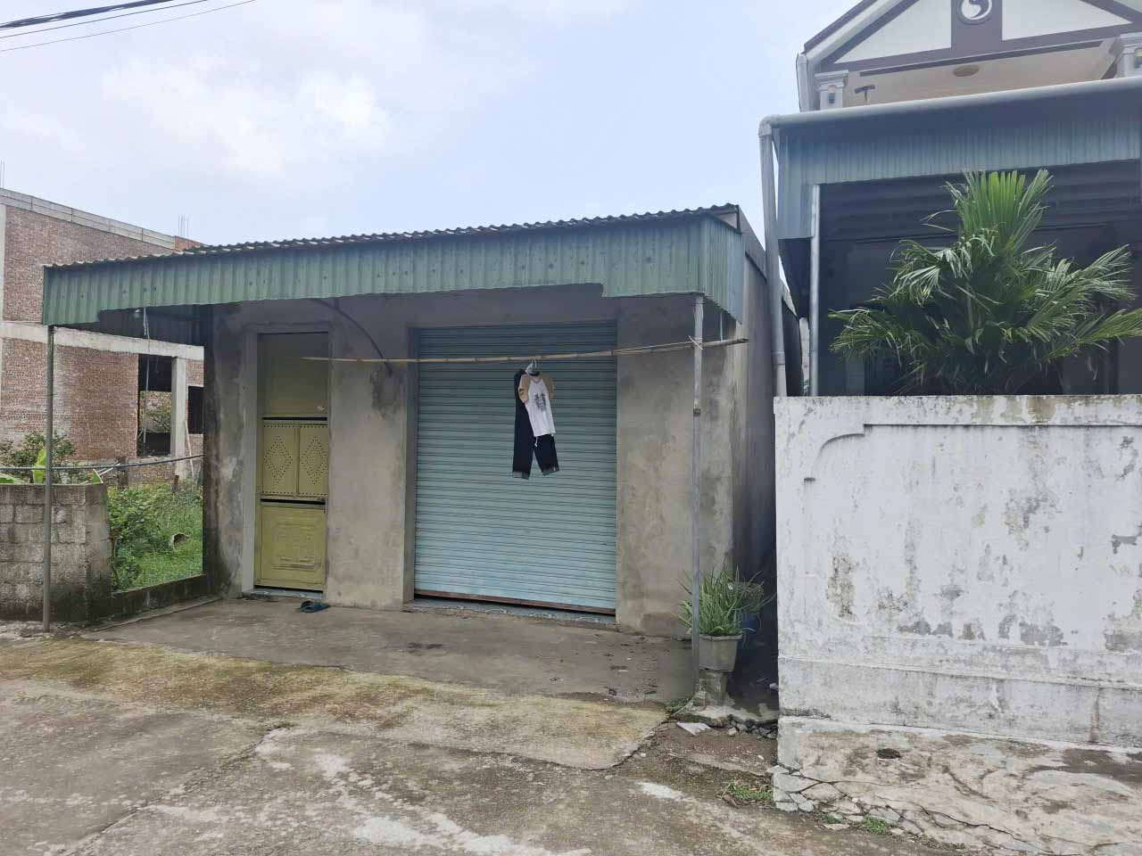 Can nha tro cap bon noi doi tuong Nam danh be L bi thuong trong dem ma ngay ca gia dinh hanh xom trong ngoi nha 2 tang ben canh cung khong hay biet. Anh: Tran Tuan.