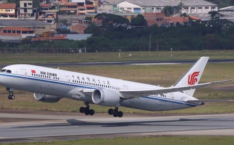 A plane of Chinese airline Air China took off. Photo: Xinhua