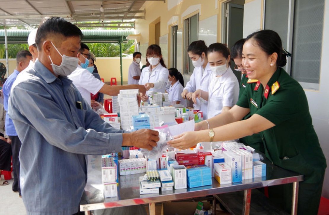 Medical examination and free medicine distribution to people at the 2025 Military-Civilian Tet Program in Soc Trang (now Can Tho City). Photo: Trung Hieu