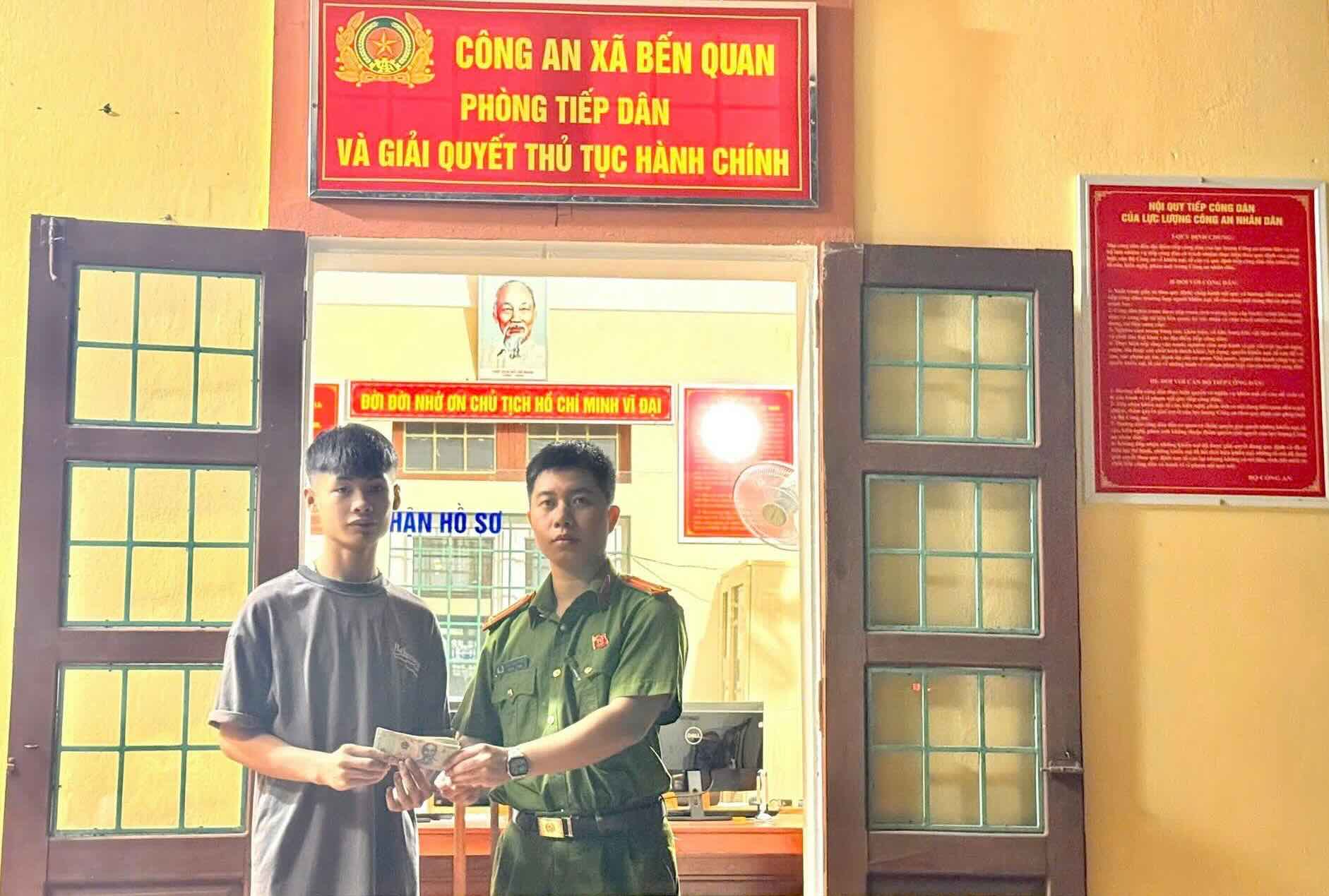 Ben Quan 중고등학교 학생 Doan Trung Dung이 주운 돈을 경찰서로 가져가고 있습니다. 사진: Ben Quan 면 경찰서