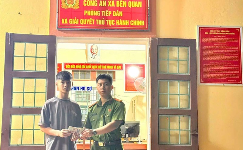 Doan Trung Dung, a student at Ben Quan Secondary and High School, brought the money to the police station. Photo: Ben Quan Commune Police