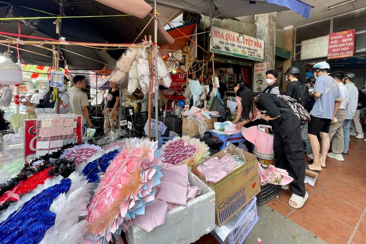 꽃을 사기 위해 긴 줄을 선 사람들 10월 20일 최대 용량으로 운전하는 기술 운전사 사진: 탄빈