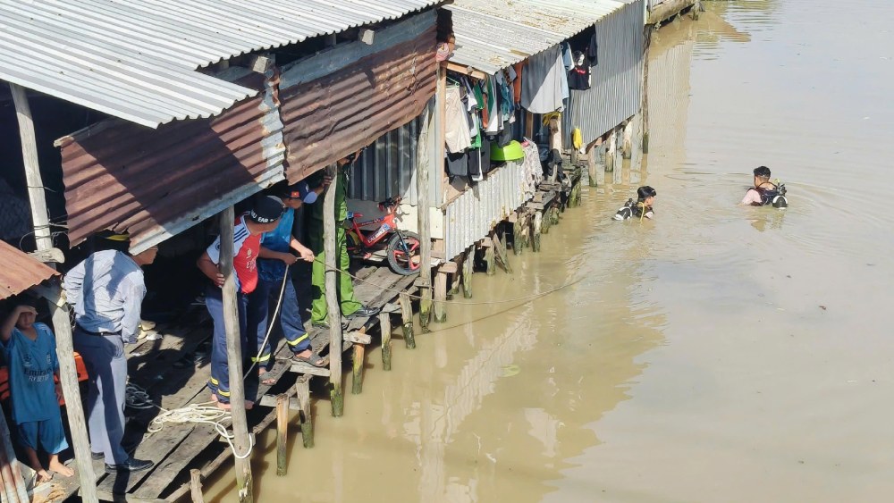 The authorities are actively searching for a 4-month-old boy suspected of falling into the canal. Photo: Bao Tran