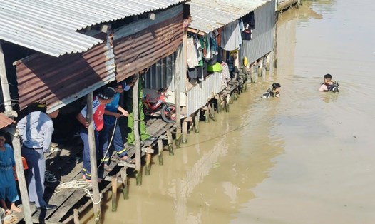Lực lượng chức năng tích cực tìm kiếm bé trai 4 tháng tuổi nghi ngờ rơi xuống kênh. Ảnh: Bảo Trân