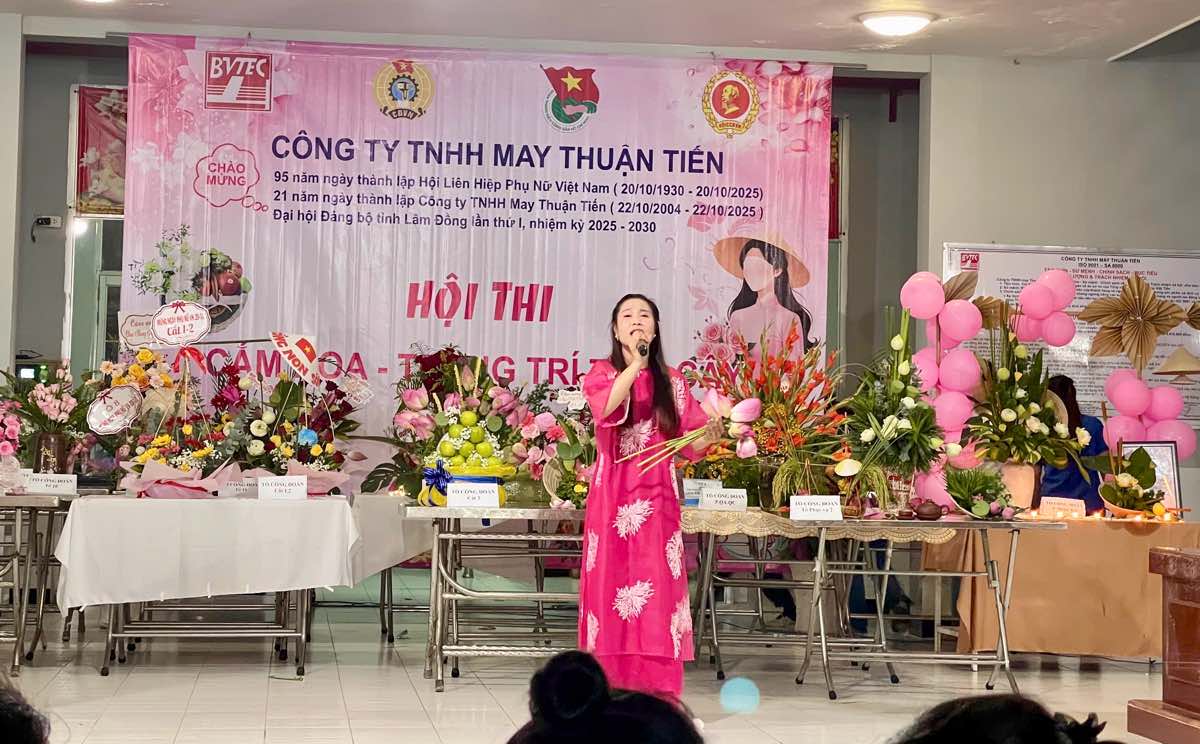To chuc cac tiet muc van nghe chao mung Ngay Phu nu Viet Nam. Anh: Duong Binh