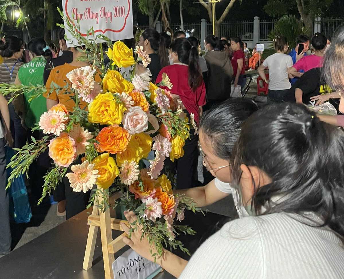 Cac nu cong nhan tro tai thi cam hoa nghe thuat. Anh: Duong Binh