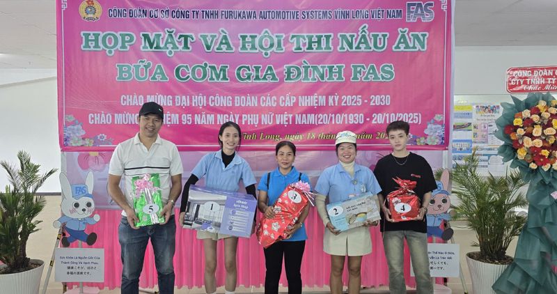 Hoi thi nau an chao mung Ngay Phu nu Viet Nam 20.10 voi 20 doi tham gia, doi “Tuoi Xanh” cua Bo phan Che tao xuat sac doat giai Nhat. Anh: Hoang Loc