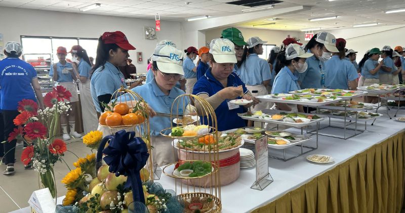 Nearly 6,000 workers of furukawa Automotive systems Vinh Long Co., Ltd. attended the buffet party and enjoyed attractive folk cakes. Photo: Hoang Loc