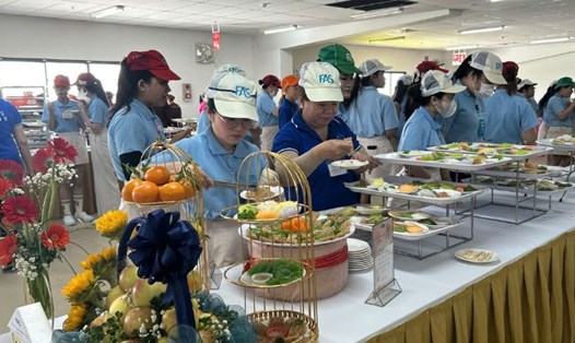 Gần 6.000 công nhân Công ty TNHH Furukawa Automotive Systems Vĩnh Long tham dự tiệc buffet, thưởng thức các món bánh dân gian hấp dẫn. Ảnh: Hoàng Lộc