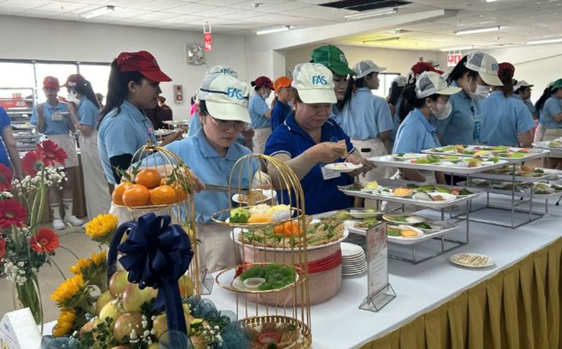 Nearly 6,000 workers of furukawa Automotive systems Vinh Long Co., Ltd. attended the buffet party and enjoyed attractive folk cakes. Photo: Hoang Loc
