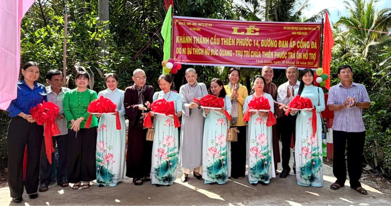 Khanh thanh tuyen duong dan dai 430 m, rong 1,2 m tai ap Cong Da, xa Vinh Xuan. Anh: Hoang Loc