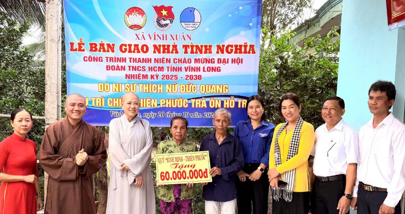 Entrega de una casa de caridad valorada en 60 millones de VND a familias necesitadas en la comuna de Vinh Xuan. Foto: Hoang Loc