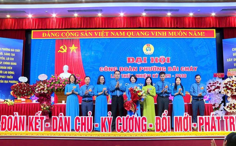 Delegates representing the Quang Ninh Provincial Federation of Labor and the leaders of the Bai Chay Ward Party Committee presented flowers to congratulate the Bai Chay Ward Trade Union Executive Committee, term I, 2025-2030. Photo: Bai Chay Portal