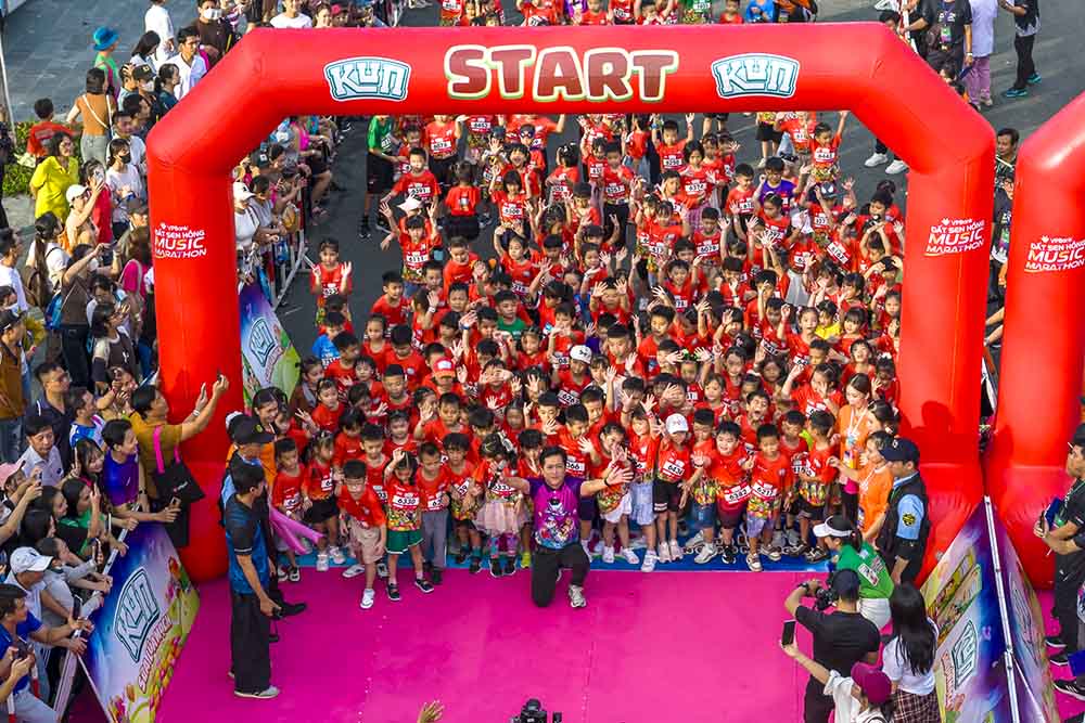 More than 2,000 KUN athletes and their parents were present at the Temple of Literature Square to participate in KUN Fun Run Dong Thap 2025. Photo: Organizing Committee