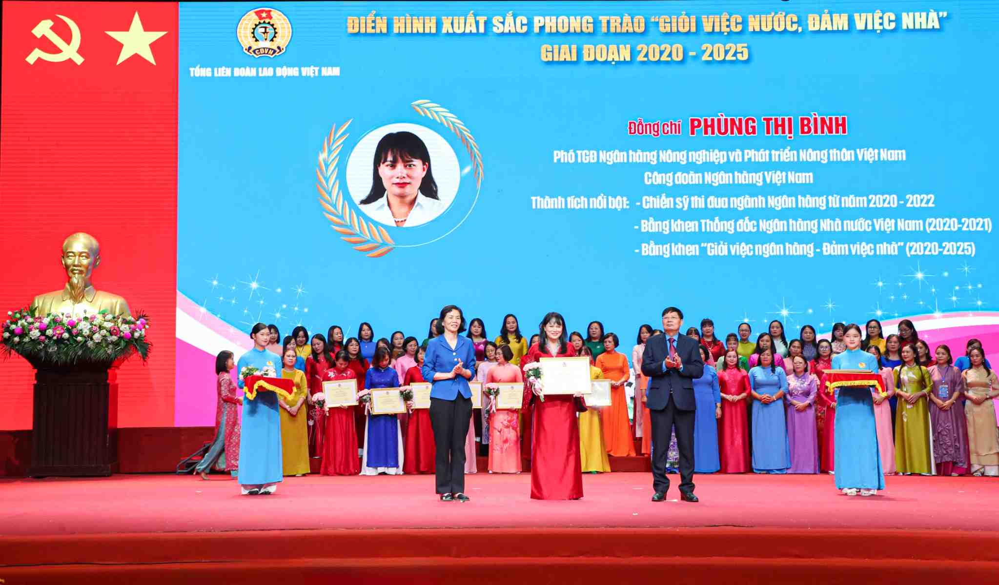 Dong chi Phung Thi Binh - Pho Tong Giam doc Agribank don nhan Bang khen cua Tong lien doan Lao dong Viet Nam vi da co thanh tich xuat sac trong phong trao thi dua “Gioi viec nuoc, dam viec nha”