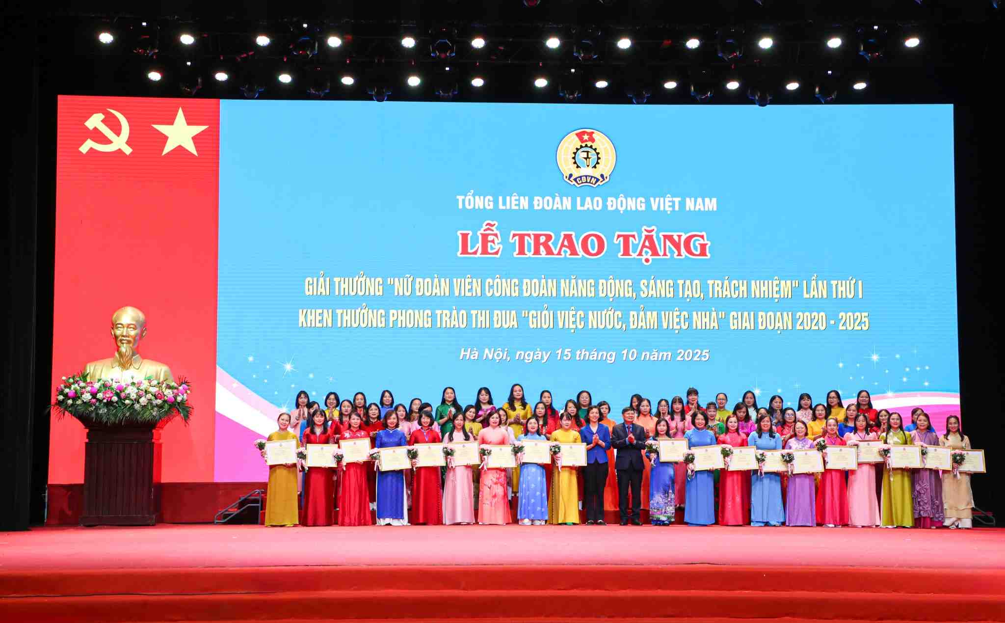 Cac nu doan vien cong doan don nhan Bang khen cua Tong lien doan Lao dong Viet Nam vi da co thanh tich xuat sac trong phong trao thi dua “Gioi viec nuoc, dam viec nha”