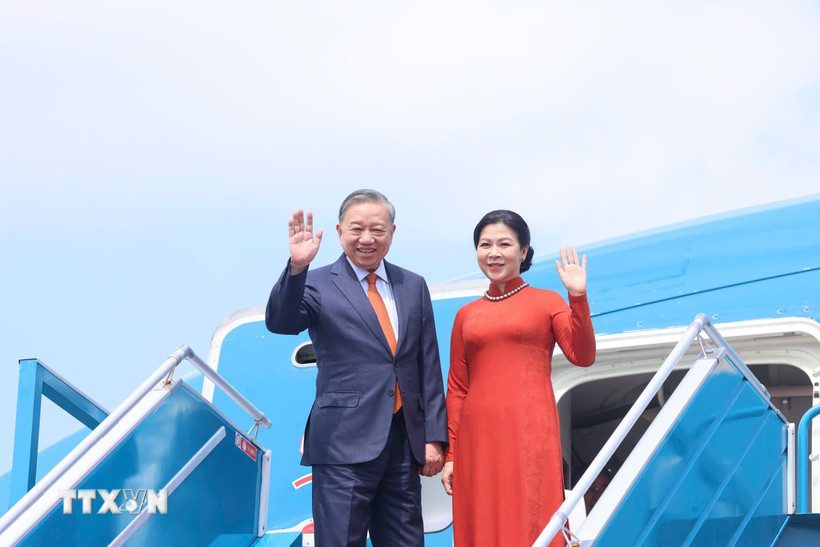 The farewell ceremony for General Secretary To Lam and his wife at Noi Bai International Airport. Photo: VNA