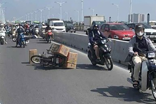 交通事故現場。写真: D. ヒエウ