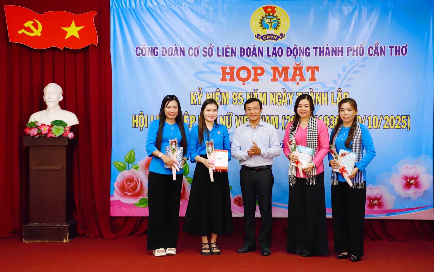 Tang hoa va qua cho can bo, cong chuc, vien chuc tai CDCS LDLD TP Can Tho. Anh: Hong Van