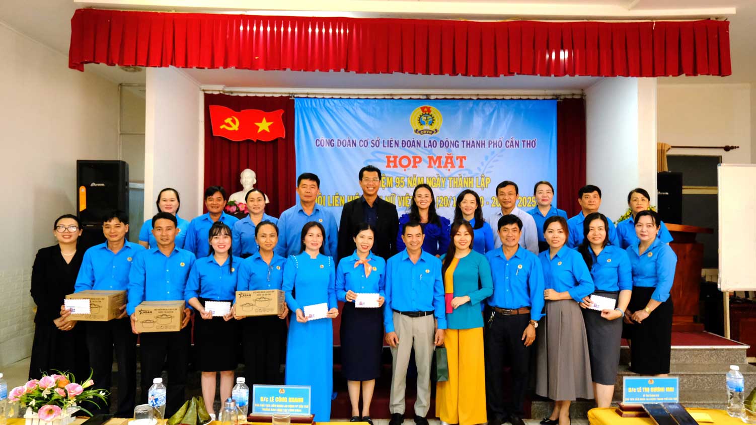 Ban to chuc da trao 1 Giai Nhat, 1 Giai Nhi, 1 Giai Ba va 3 Giai Khuyen khich cho cac doi tham gia. Anh: My Ly