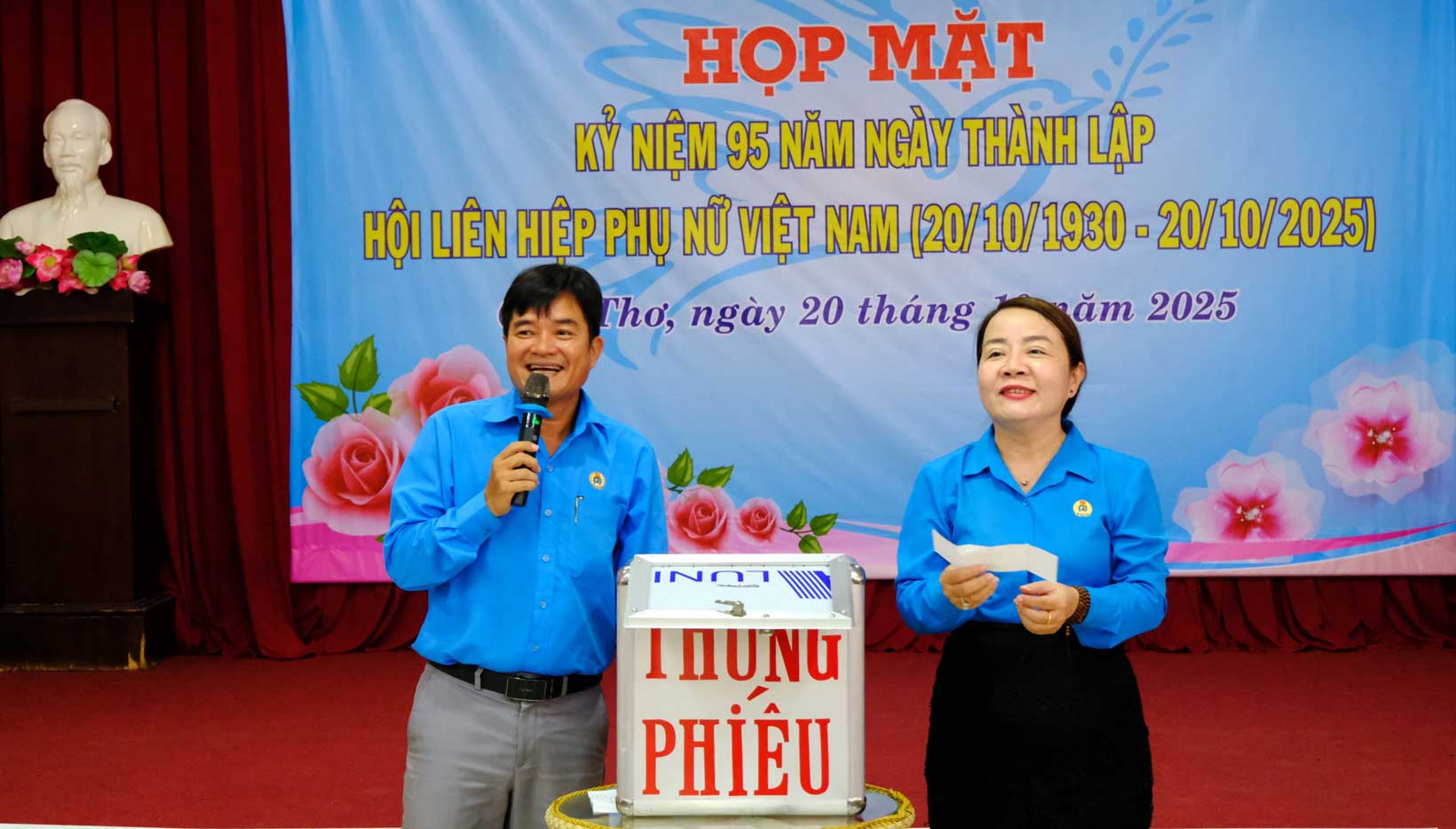 Soi dong chuong trinh boc tham trung thuong tai buoi hop mat. Anh: My Ly