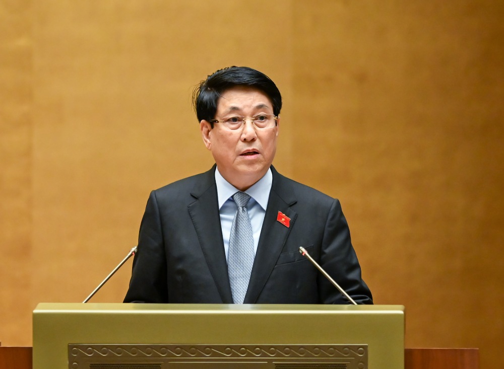 Politburo member and President Luong Cuong reports on the summary of the work of the President for the 2021-2026 term. Photo: Pham Dong