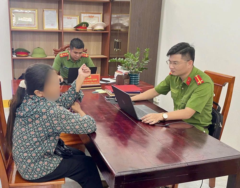 Nhờ trình báo Công an nên chị D được trợ giúp phong tỏa tài khoản kịp thời, không bị kẻ lừa đảo chiếm đoạt gần 400 triệu đồng. Ảnh: Công an Hà Tĩnh.