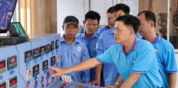 Mr. Dinh Van Hieu - Chairman of the Trade Union of Tra Bac Joint Stock Company (Vinh Long) - was honored as an outstanding advanced model. Photo: Hoang Loc