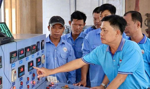Ông Đinh Văn Hiểu - Chủ tịch CĐCS Công ty CP Trà Bắc (Vĩnh Long) - được vinh danh là Điển hình tiên tiến xuất sắc tiêu biểu. Ảnh: Hoàng Lộc