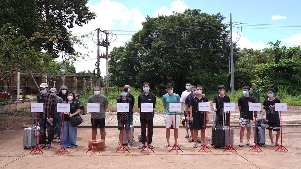 Xa Mat International Border Guard Station received 15 Vietnamese citizens from Cambodia to return. Photo: Tay Ninh Border Guard