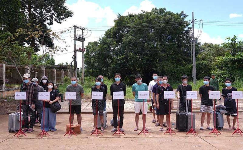 Xa Mat International Border Guard Station received 15 Vietnamese citizens from Cambodia to return. Photo: Tay Ninh Border Guard