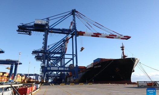 Tàu container "Istanbul Bridge" cập cảng Gdansk (Ba Lan), trở thành tàu đầu tiên hoàn thành tuyến hàng hải tốc hành Trung Quốc - châu Âu qua Bắc Cực. Ảnh: Xinhua