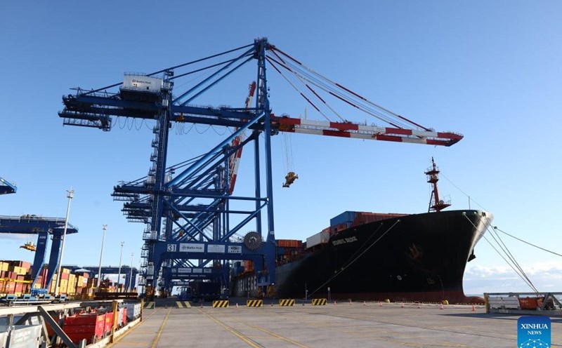 El buque portacontenedores 'Istanbul Bridge' atraco en el puerto de Gdansk (Polonia) convirtiendose en el primer buque en completar la ruta maritima de crucero chino-europeo a traves del Artico. Foto: Xinhua