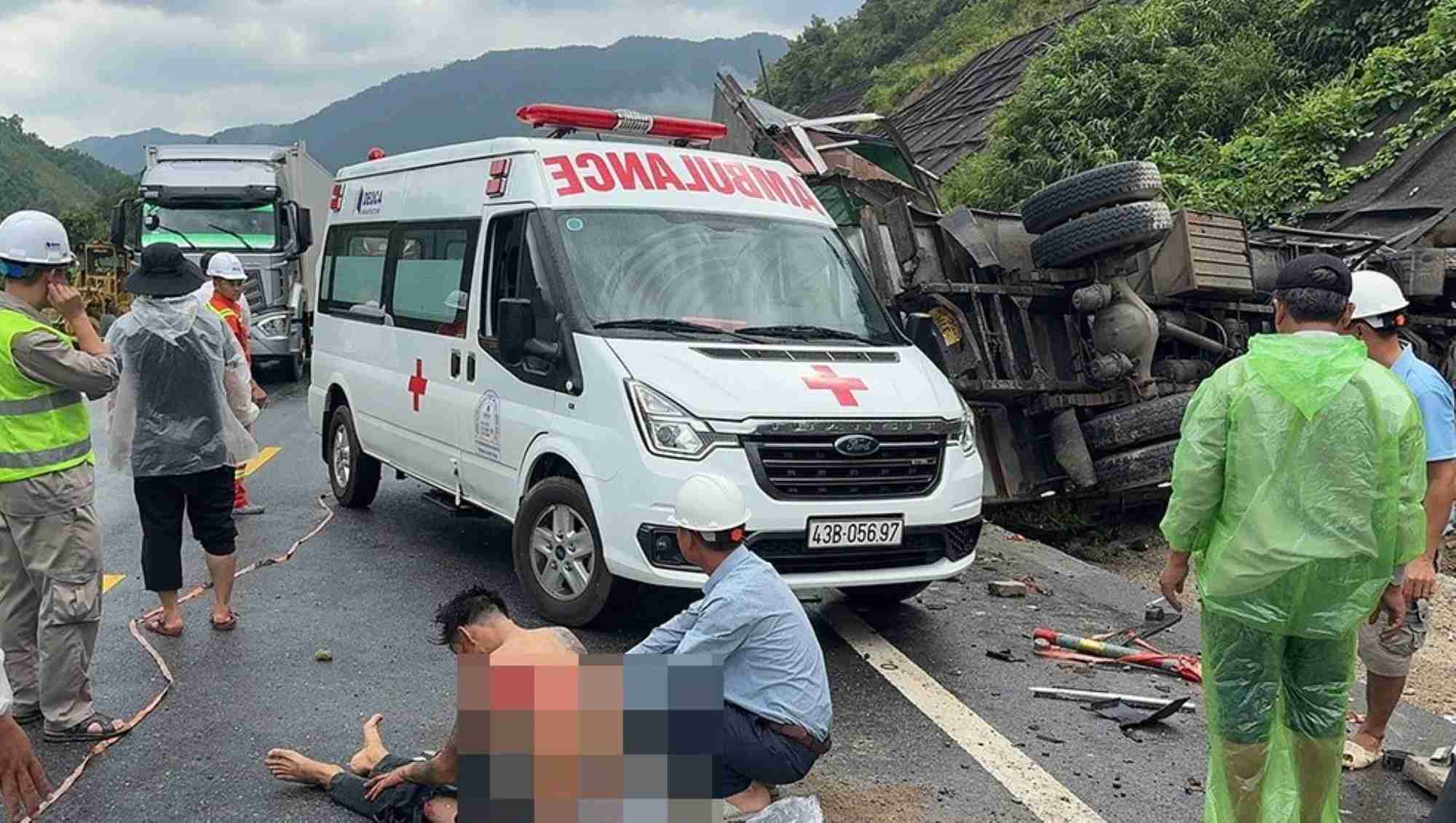 El accidente en la autopista La Son - Tuy Loan en el tramo que atraviesa Da Nang dejo al conductor del camion herido. Foto: Nguyen Thanh